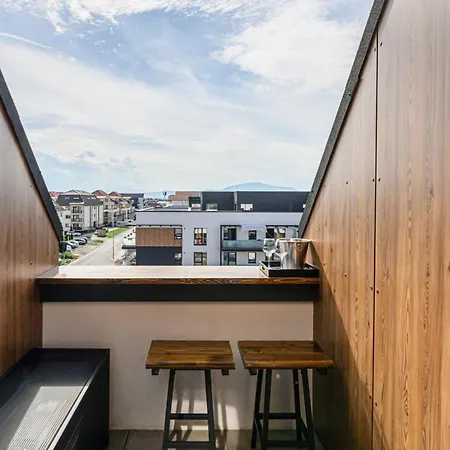 Mountain View - Bathtub - Underground Parking Apartment